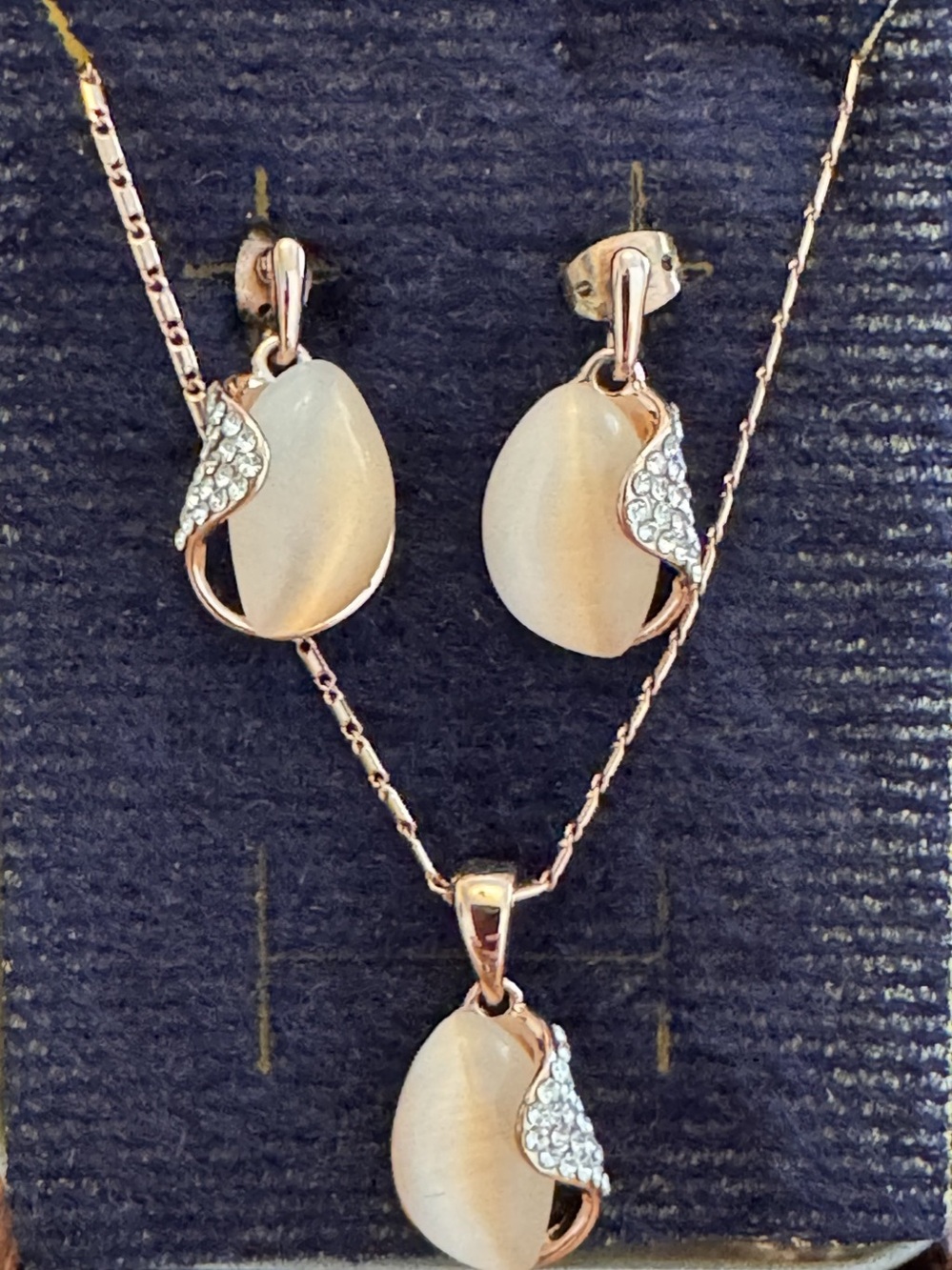 Matching Necklace & Earrings in Gold & White